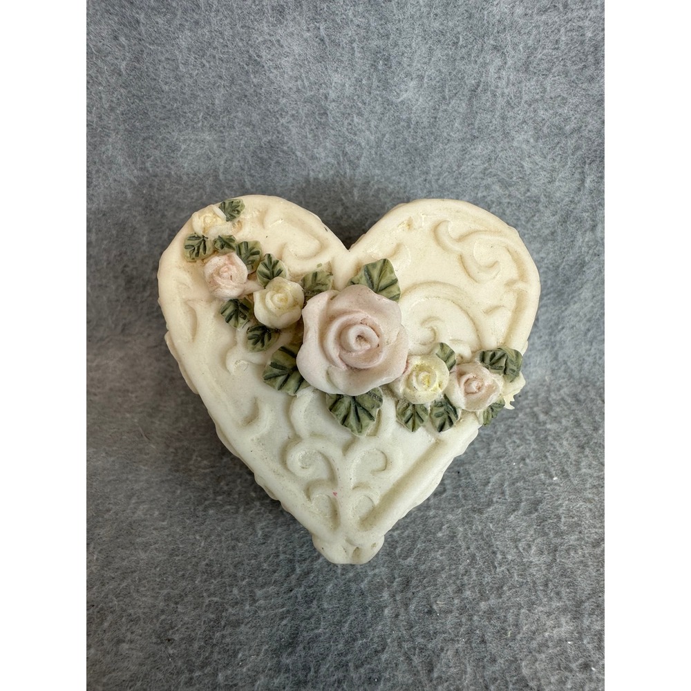 Dezine Vintage‎ Heart Roses Trinket Box Small Cream Floral Hand Painted